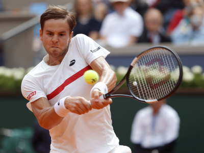 Wie du mit einem markenspezifischen aufschlagplan (z. b. wilson oder babolat) öfter freie punkte gegen returnstarke gegner erzielst