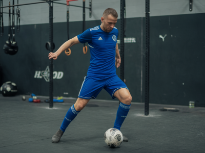 Wie du als clubspieler deine beidhändige rückhand stabilisierst ohne stunden im fitnessstudio zu verbringen